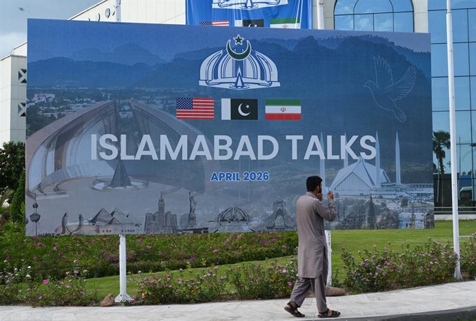 Archivo - Arxiu - Mural sobre les converses entre Iran i EUA a Islamabad (Pakistan)