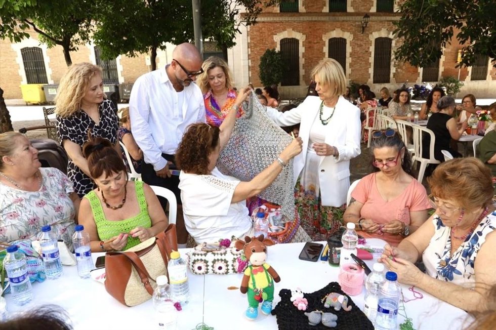 El IV Día Mundial de 'Tejer en público' visibiliza la importancia del comercio tradicional en Jerez.