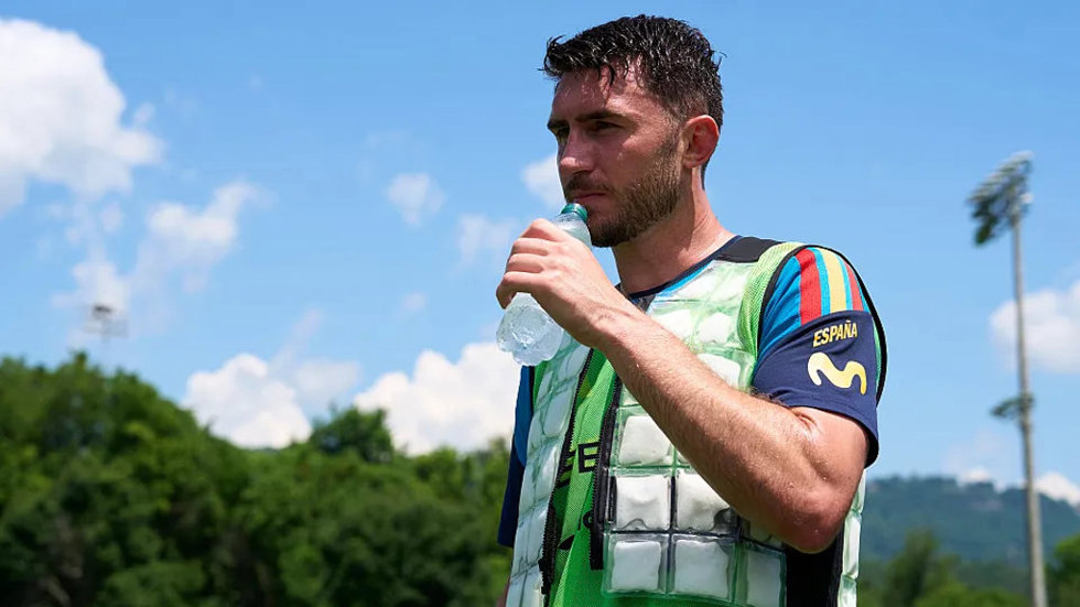 Aymeric Laporte con el chaleco con el CLIMACOOL SYSTEM de adidas