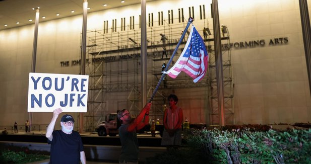 Un juez ordena la retirada del nombre de Trump del Centro Kennedy de Washington D.C.