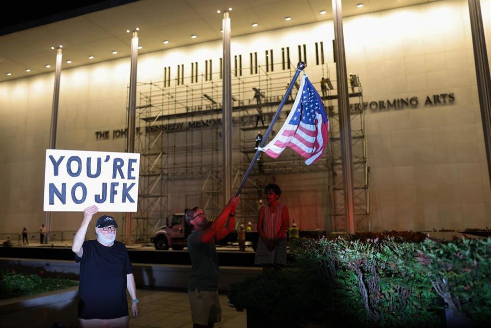 Manifestantes en Washington D.C celebran la retirada del nombre de Trump del Centro John F. Kennedy para las Artes Escénicas, a 13 de junio de 2026 