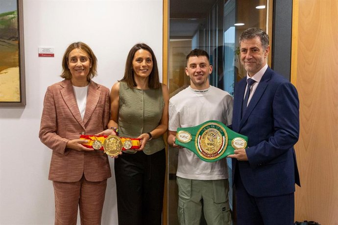 El Gobierno recibe al boxeador Bruno Macho, reciente campeón de España en peso gallo