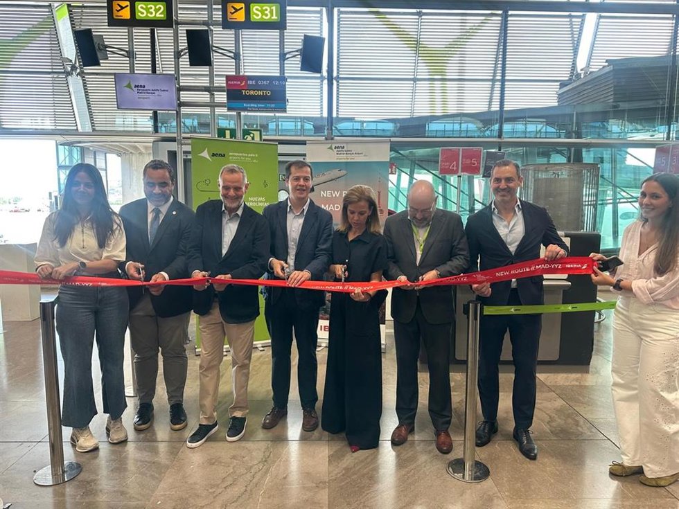 Corte de cinta protocolario de la inauguración de la ruta Madrid-Toronto de Iberia, a 13 de junio de 2026.