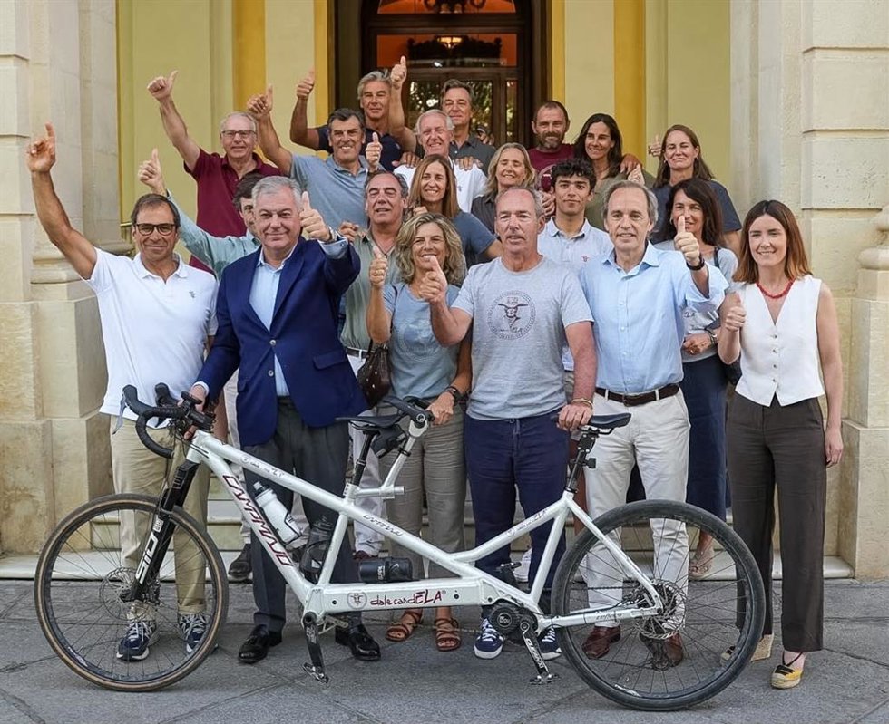 El alcalde de Sevilla, José Luis Sanz, recibiendo en el Ayuntamiento a Jaime Lafita, enfermo de Esclerosis Lateral Amiotrófica (ELA) y presidente de la asociación DalecandELA.