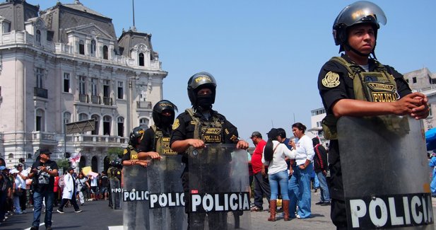 El Congreso peruano ultima una ley que exime a policías y militares de la justicia ordinaria