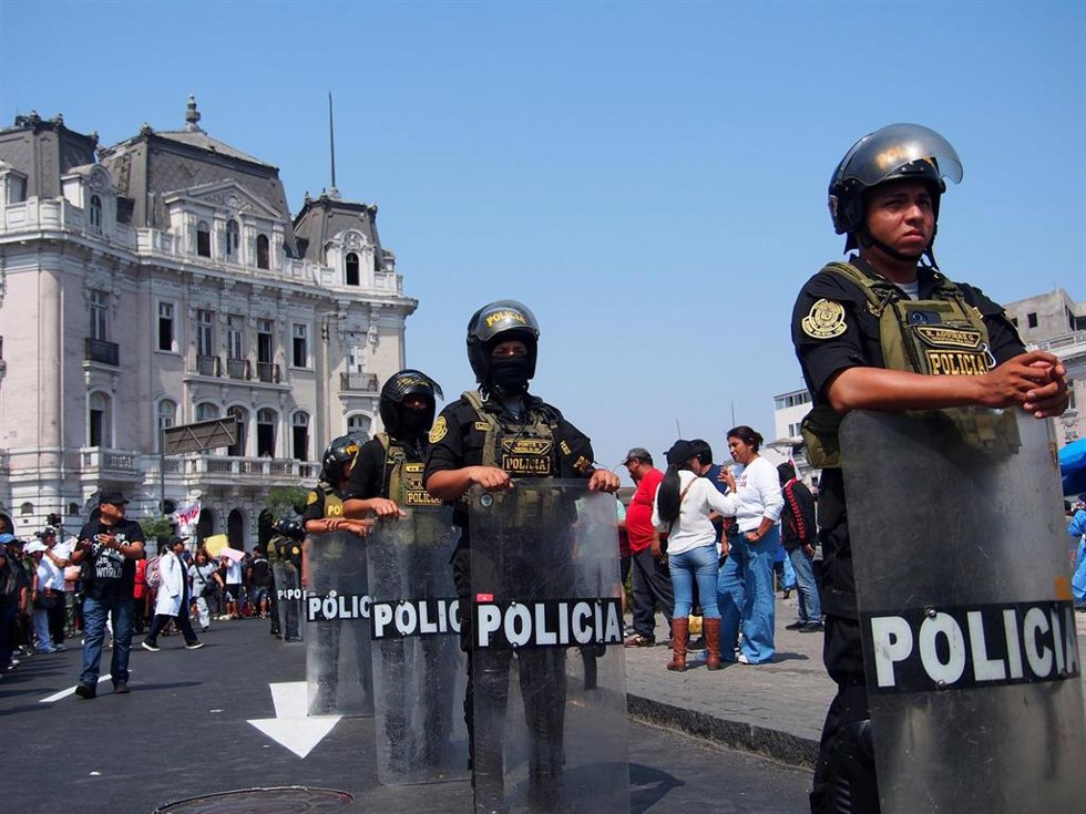 Archivo - Policía en Lima, Perú (archivo)