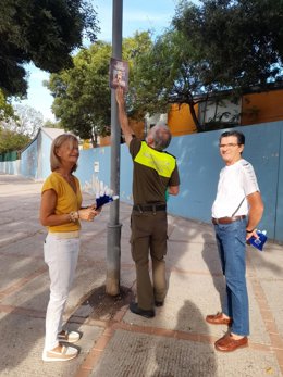 La delegada de Protección Animal en el Ayuntamiento de Jerez de la Frontera, Carmen Pina, visitando un barrio para reforzar la campaña de concienciación del trato de mascotas en la vía pública.