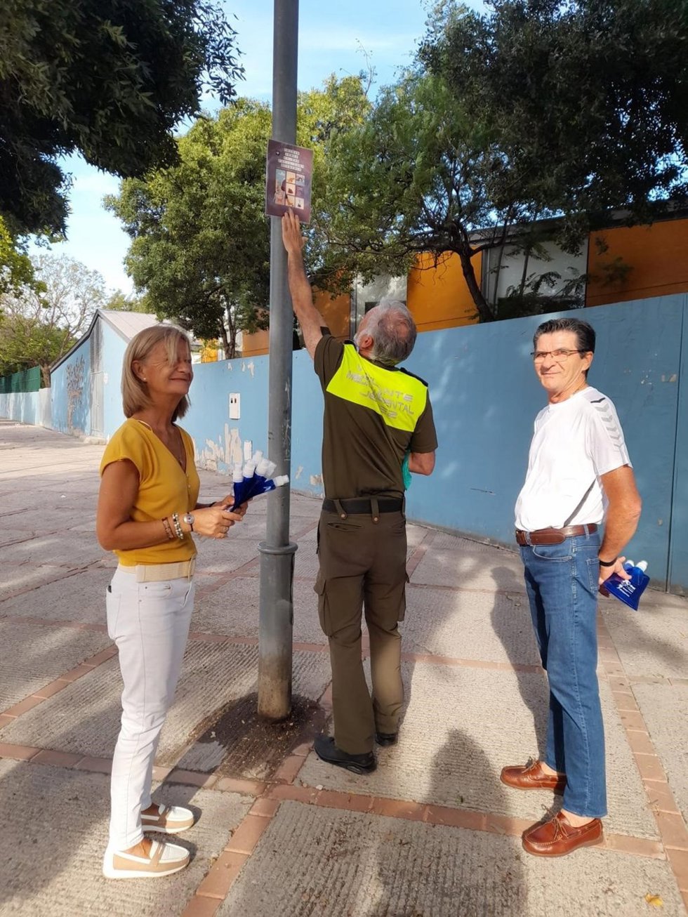 La delegada de Protección Animal en el Ayuntamiento de Jerez de la Frontera, Carmen Pina, visitando un barrio para reforzar la campaña de concienciación del trato de mascotas en la vía pública.