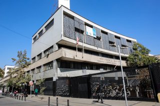 Santiago, 23 de Abril de 2026.  Instalacion de sillas y mesas en reja del Instituto Nacional en senal de protesta por la aprobacion de la Ley de Escuelas Protegidas  Diego Martin/Aton Chile
