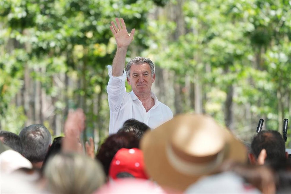 El presidente del Partido Popular, Alberto Núñez Feijóo, durante la romería del PP en O Pino (A Coruña).