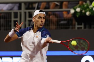 Tenis, Alejandro Tabilo vs Tomas Barrios Vera El tenista Alejandro Tabilo  de Chile regresa la bola en contra de Tomas Barrios Verade Chile por el ATP 250 de Santiago  2024 en el Club Deportivo San Carlos de Apoquindo en Santiago,