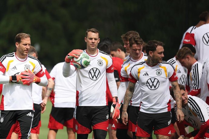 Manuel Neuer durante un entrenamiento de la selección de Alemania