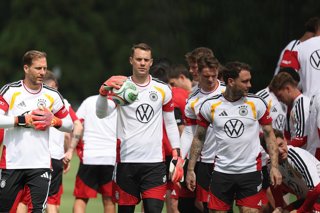10 June 2026, US, Winston-Salem: Germany goalkeeper Manuel Neuer (C) and teammates arrive for the team's training session ahead of the 2026 FIFA World Cup soccer match against Curacao. Photo: Jan Woitas/dpa - IMPORTANT NOTE: In accordance with the regulat