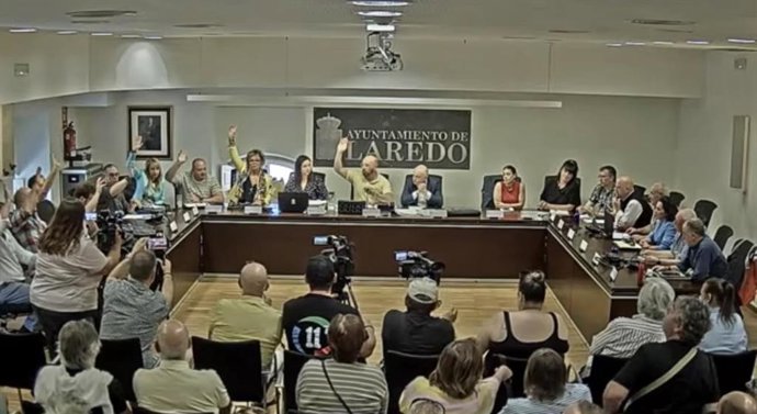 Momento de la votación del condicionado, en el Pleno extraordinario de este sabado