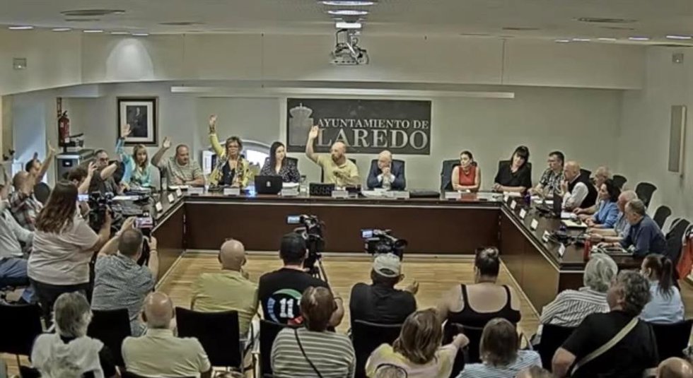 Momento de la votación del condicionado, en el Pleno extraordinario de este sabado