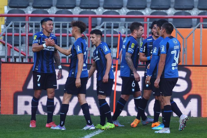 Futbol, Huachipato vs Colo Colo Fase de grupos, Copa de la Liga 2026. El jugador de Huachipato Mario Briceno, centro, celebra con sus compañeros su gol contra Colo Colo durante el partido de la copa de la liga disputado en el estadio CAP de Talcahuano,