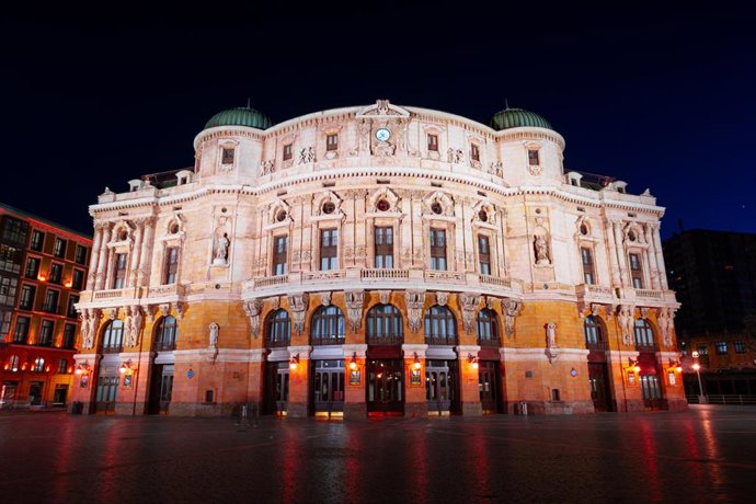 El teatro Arriaga iluminado de naranja
