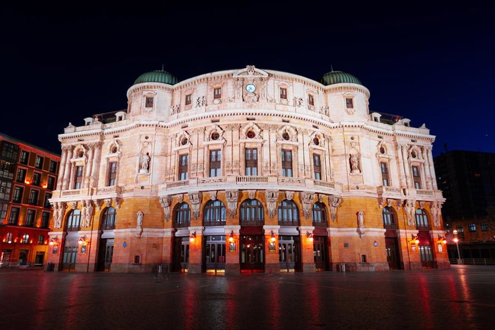 El teatro Arriaga iluminado de naranja