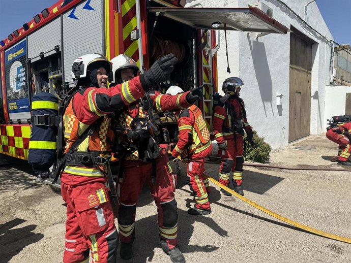 Bomberos de la Comunidad de Madrid ante un incendio en Parla