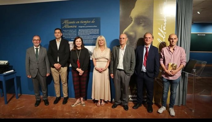La secretaria autonómica de Cultura, Marta Alonso, en la inauguración de la exposición 'Rafael Altamira, de Alicante al mundo. El legado de un humanista'