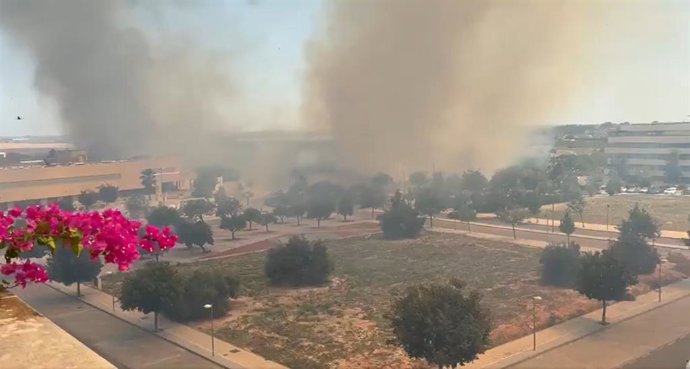Incêndio no bairro Java, em Mairena del Aljarafe (Sevilha).