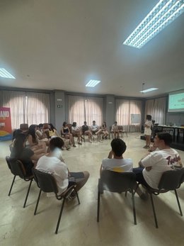 La directora general del Instituto de la Juventud de Extremadura (IJEX), María José Tovar, asiste  al encuentro final del programa Radar Joven, en el albergue juvenil 'Nuestra Señora de Guadalupe' en Valencia de Alcántara, a 13 de junio de 2026.