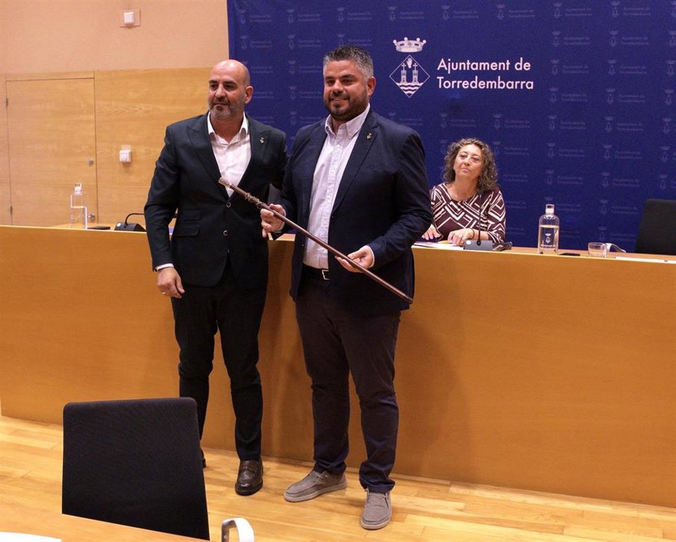 Raúl García con la vara de alcalde junto a Vale Pino