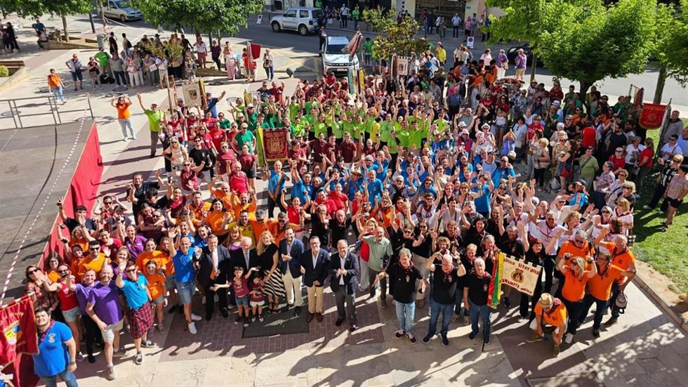 Foto de familia de participantes en la jornada vespertina del XLVII Encuentro de Comunidades Aragonesas del Exterior, que reúne durante este fin de semana en Tamarite de Litera.