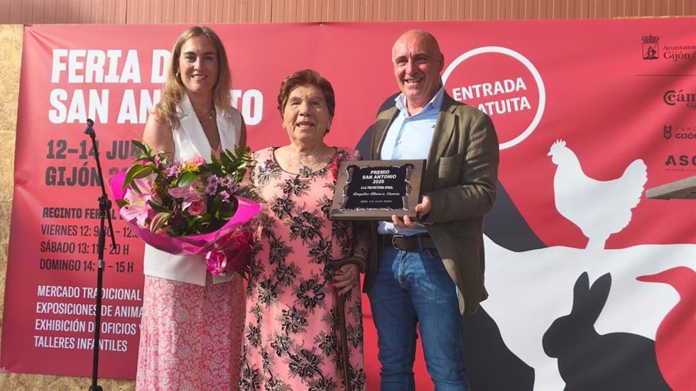 La agricultora Angelita Alonso, primera galardonada con el Premio San Antonio a la Trayectoria Rural de Gijón