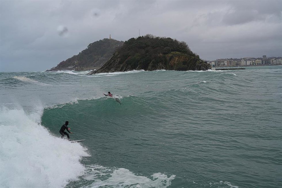 Archivo - Varias personas hacen surf, en la playa de Ondarreta, a 31 de enero de 2026, en San Sebastián, Guipúzcoa, País Vasco (España). El Departamento de Seguridad del Gobierno vasco activará este sábado de 06.00 a 18.00 horas una alerta naranja de ries