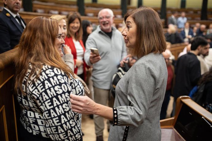 Archivo - La presidenta del Congreso, Francina Armengol (d), conversa con una ciudadana durante la Jornada de Puertas Abiertas