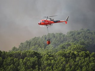 Archivo - Un helicóptero trabaja en la extinción del incendio, a 24 de agosto de 2023, en Artajona, Navarra (España). Bomberos de los parques de Tafalla, Cordovilla, Peralta y Estella, dos helicópteros y dos aviones de carga en tierra intervienen en el in