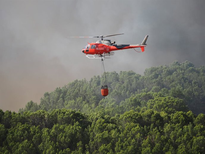 Archivo - Un helicóptero trabaja en la extinción del incendio, a 24 de agosto de 2023, en Artajona, Navarra (España). Bomberos de los parques de Tafalla, Cordovilla, Peralta y Estella, dos helicópteros y dos aviones de carga en tierra intervienen en el in
