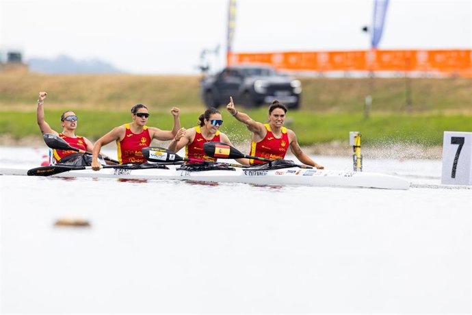 Sara Ouzande, Lucía Val, Daniela García y Bárbara Pardo, tras ganar una carrera.