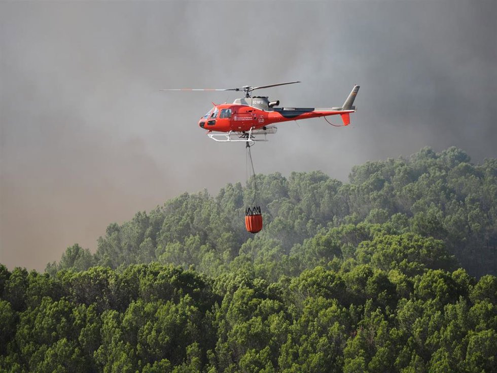 Archivo - Un helicóptero trabaja en la extinción de un incendio.