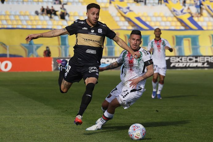 Futbol, Everton vs Palestino Fecha 15, campeonato nacional 2026, El jugador de Everton, Cristopher Barrera, disputa el balon contra Bryan Carrasco de Palestino, durante el partido de primera division disputado en el estadio Sausalito de Vina del Mar,