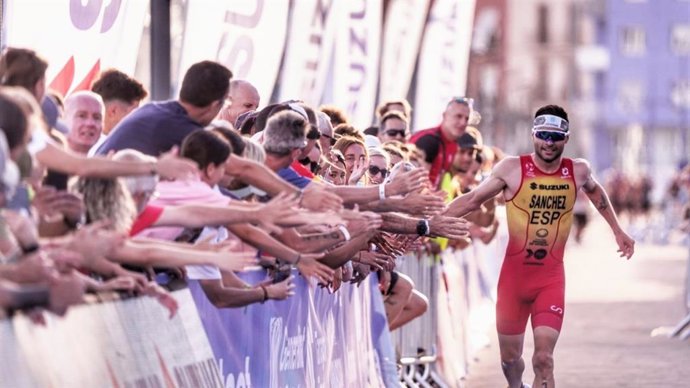 El triatleta español Roberto Sánchez se cuelga el bronce en el Europeo de Tarragona
