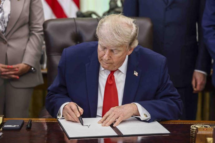 11 de junho de 2026, Washington, Distrito de Columbia, EUA: O presidente dos EUA, Donald Trump, assina um decreto sobre a restauração do acesso à pesca comercial em áreas do Pacífico durante uma cerimônia de assinatura no Salão Oval da Casa Branca, em Was