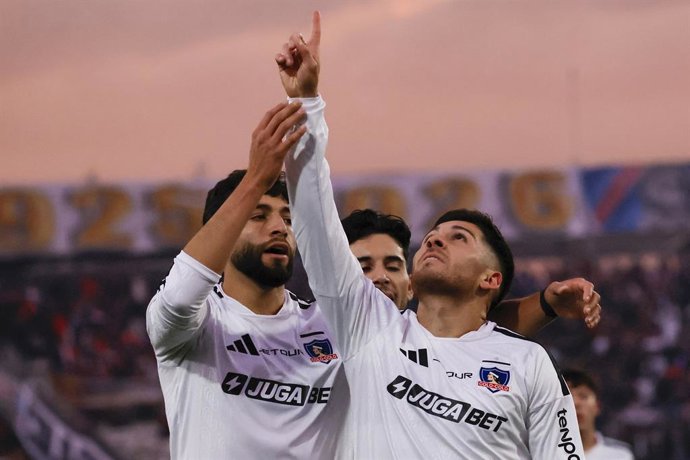 Futbol, Colo Colo vs Cobresal. Fecha 15, Liga de Primera 2026. El jugador de Colo Colo Victor Felipe Mendez, derecha, celebra con sus companeros tras marcar un gol contra Cobresal  durante el partido de la Liga de primera disputado en el estadio