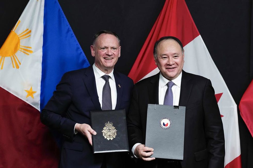 Archivo - El ministro de Defensa Nacional de Canadá, David McGuinty (a la izquierda), y el secretario de Defensa Nacional de Filipinas, Gilberto C. Teodoro, participan en una ceremonia de firma en la sede del Ministerio de Defensa Nacional en Ottawa, el j