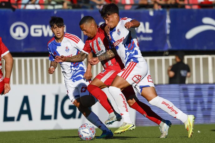 Futbol, Union La Calera vs Universidad de Chile. Fecha 5, Copa de la Liga 2026. El jugador de Union La Calera Kevin Mendez, centro, disputa el balon con la defensa de Universidad de Chile durante el partido de la Copa de la Liga realizado en el estadio