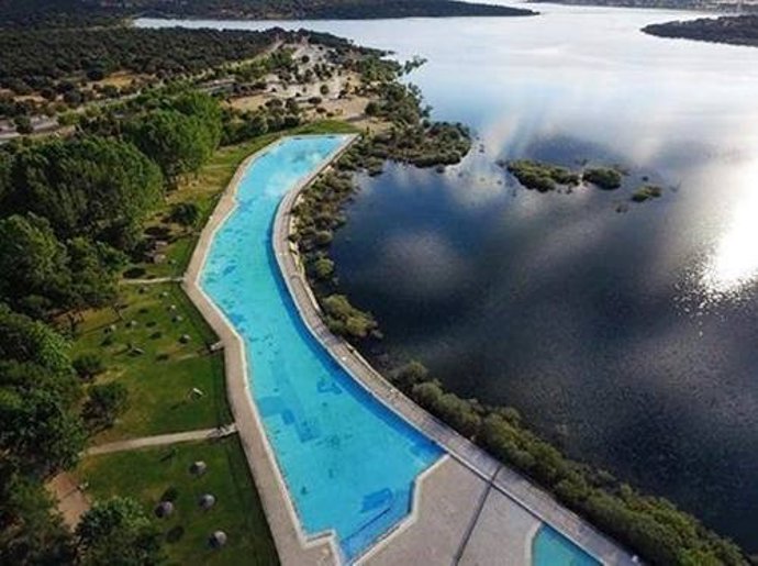 Vista área de la piscina del área recreativa Riosequillo en Buitrago de Lozoya.