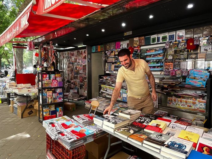 Miguel Sanz, en su  kiosco de la calle Ortega y Gasset 45