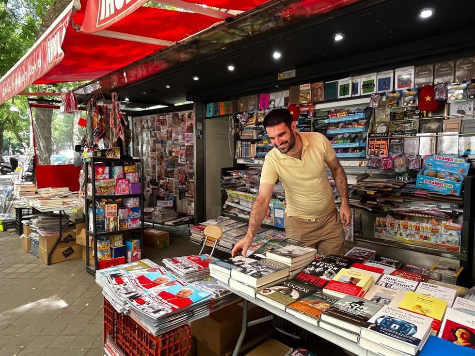 Miguel Sanz, en su  kiosco de la calle Ortega y Gasset 45