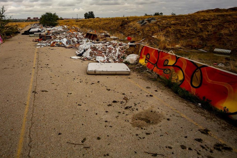 Archivo - Imagen de archivo de escombros amontonados en el vertedero ilegal de Leganés junto a la M-40, en Leganés, Madrid (España) a 22 de octubre de 2020.