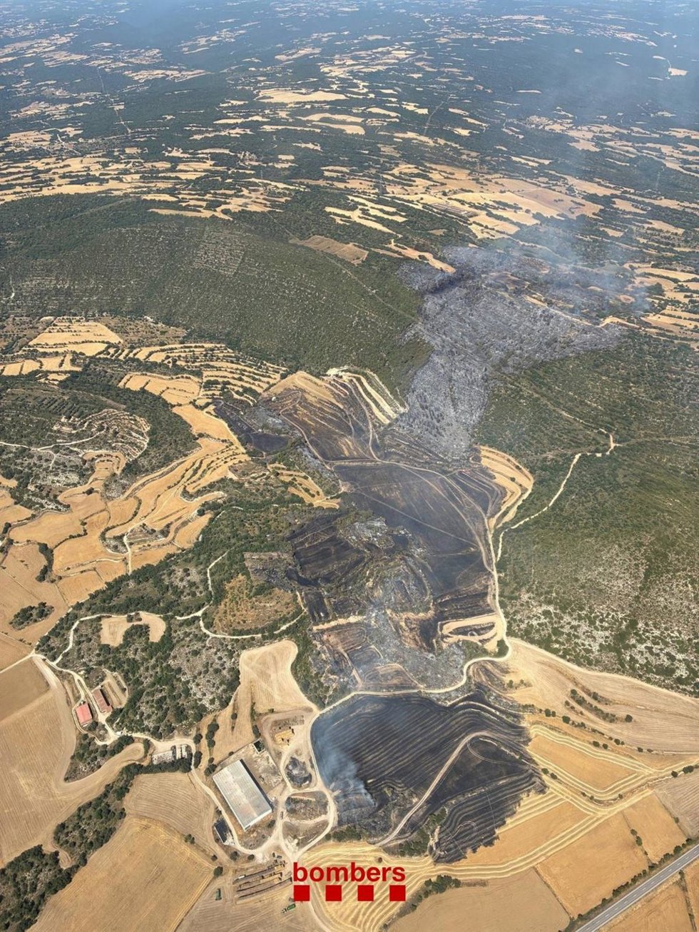 Imagen del incendio en Sanaüja (Lleida) este sábado