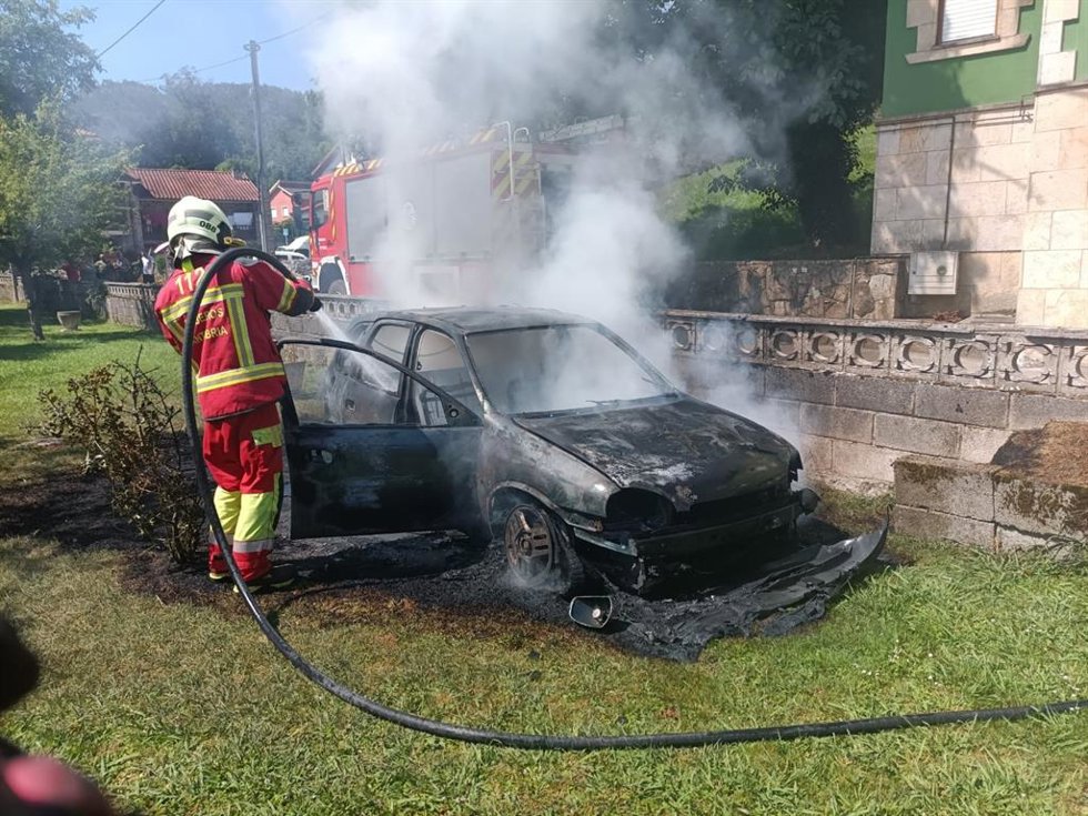Calcinado un coche en Santa María de Cayón
