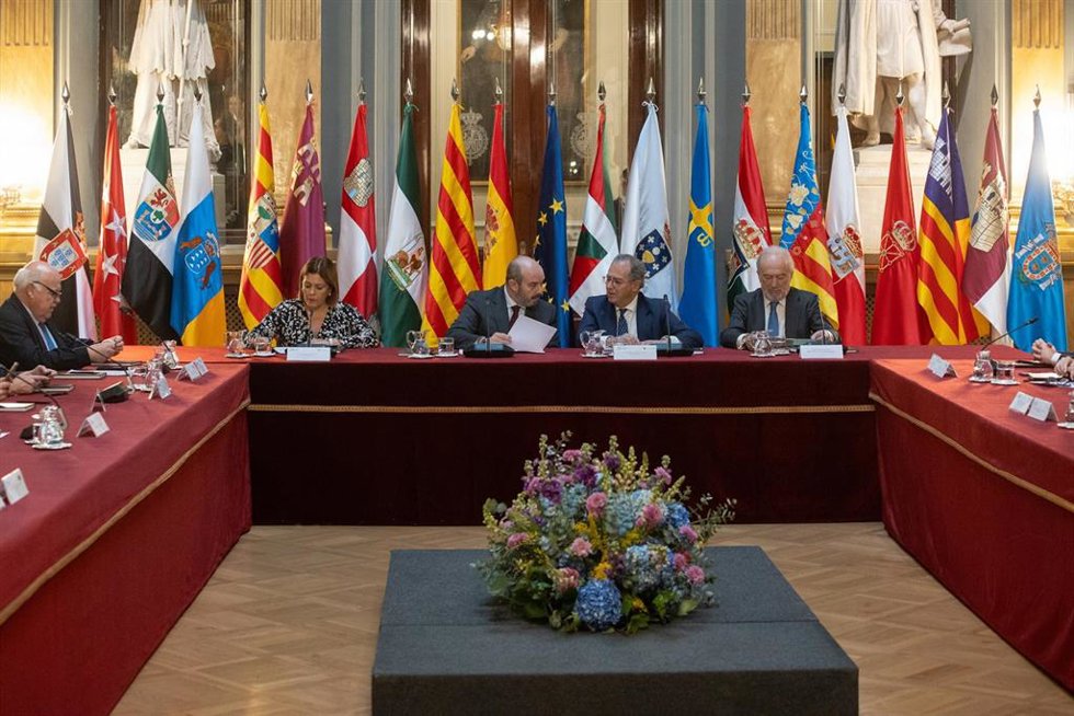 Archivo - (I-D) En el centro, el presidente del Senado, Pedro Rollán; el presidente de la COPREPA y de la Asamblea de Madrid, Enrique Ossorio y el director de la Real Academia Española, Santiago Muñoz Machado.