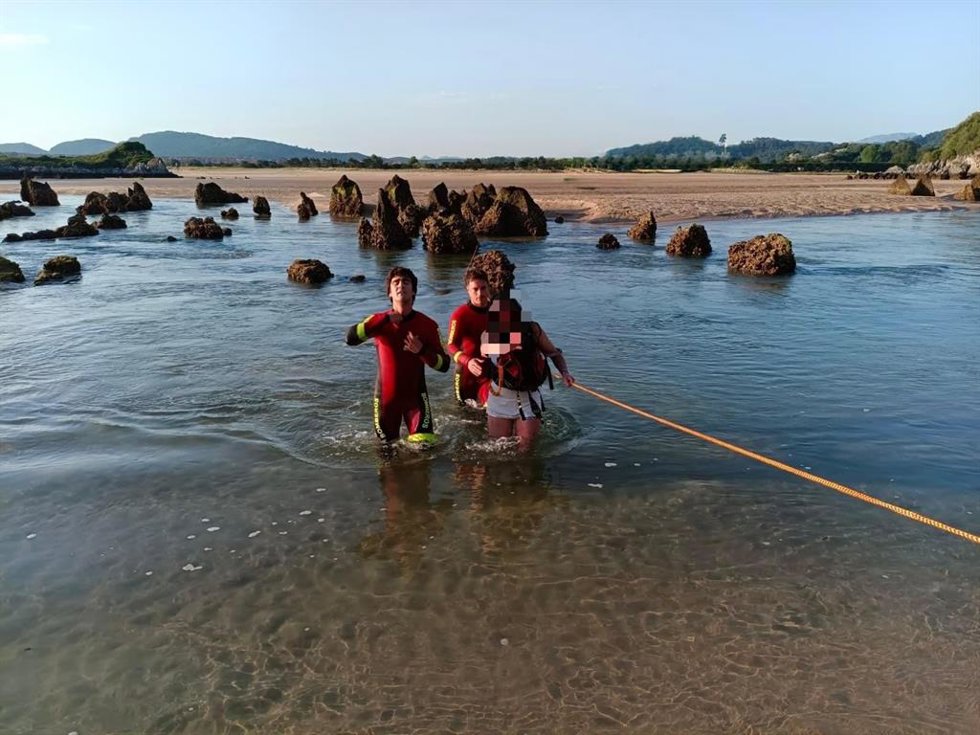 Imagen del rescate en la playa Los Barcos