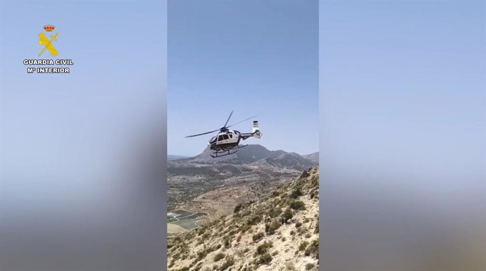 Imagen de un helicóptero rescatando a una mujer atrapada en Vélez Rubio (Almería).